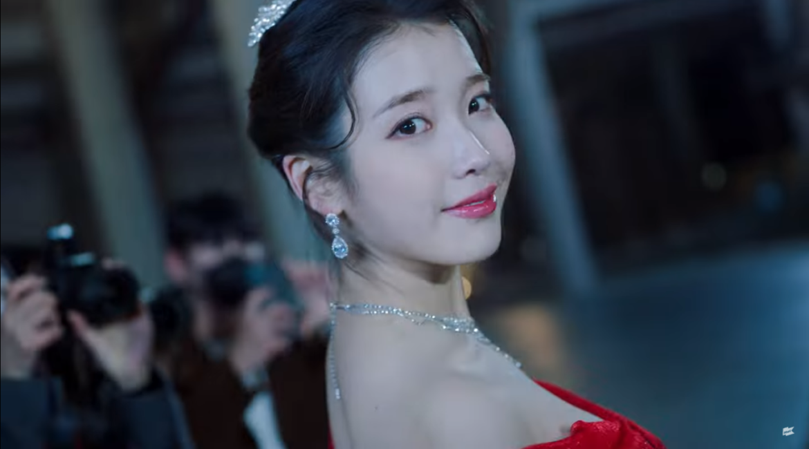 Pertama Kali Bawakan Lagu Upbeat Pop, IU Resmi Rilis Lagu ‘Celebrity’