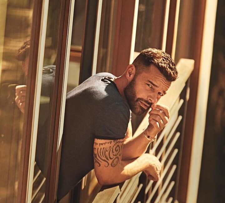 Terlihat Fashionable dengan Jenggot Hitam, Ricky Martin Ubah Warna Pirang Karena Bosan!