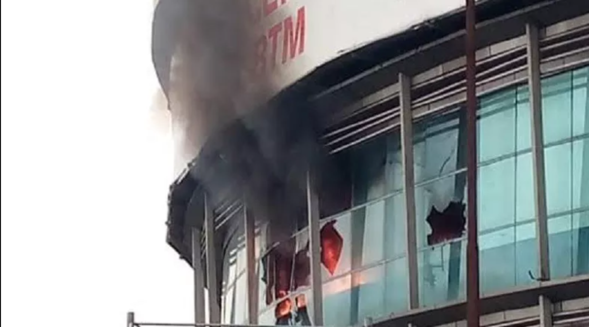 Pengunjung Berhamburan Akibat Adanya Kebakaran Di Bogor Trade Mall