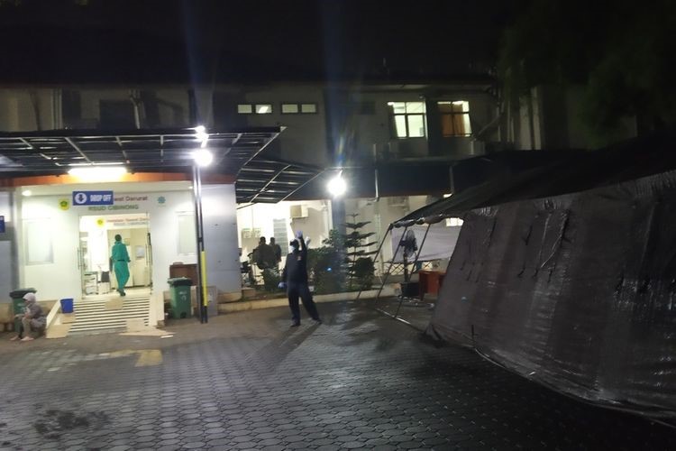 Diberdirikannya tenda darurat didepan IGD, Dampak penuhnya RSUD Cibinong Bogor