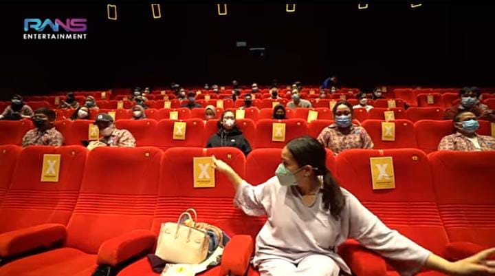 | Nagita Ngidam Nonton di Bioskop, Satu Studio Langsung di Sewa