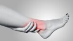 Sorotan24.com, Indonesia - Penyakit asam urat atau biasa dikenal dengan Gout dalam dunia medis merupakan penyakit yang terjadi karena tingginya kadar asam urat di dalam tubuh yang menyebabkan terkristalnya asam urat pada bagian sendi dan jaringan lunak tubuh. Dengan terkristalnya asam urat pada bagian sendi maka dapat menyebabkan peradangan pada sendi terutama pada daerah tangan, jari-jari, pergelangan kaki, dan lutut. Jika kadar asam urat yang tinggi terus dibiarkan maka dapat menyebabkan berbagai penyakit yang berbahaya bagi kesehatan tubuh, seperti terbentuknya penyakit batu ginjal. Maka dari itu, sangat penting bagi setiap orang yang menderita penyakit asam urat untuk mengontrol dan menjaga kadar asam urat dalam darah yang mereka miliki. Salah satu hal yang bisa dilakukan agar kadar asam urat dapat terjaga yaitu dengan mengatur pola hidup sehat dan mengkonsumsi makanan penurun kadar asam urat. Namun, perlu diketahui bahwa tidak ada makanan yang dapat menjadi obat atau penyembuh asam urat. Tetapi, tidak ada salahnya mengkonsumsi berbagai makanan untuk dapat menjaga dan menurunkan kadar asam urat. Sehingga, dapat meredakan keluhan-keluhan yang biasanya muncul bagi para penderita asam urat. Lantas, apa sajakah makanan yang dapat dikonsumsi untuk menjaga dan menurunkan kadar asam urat?