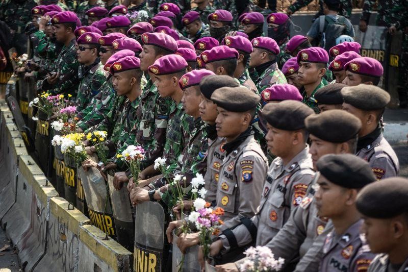 Berikut Ini adalah Informasi Mengenai Perbedaan Mendasar Antara TNI dan Polisi