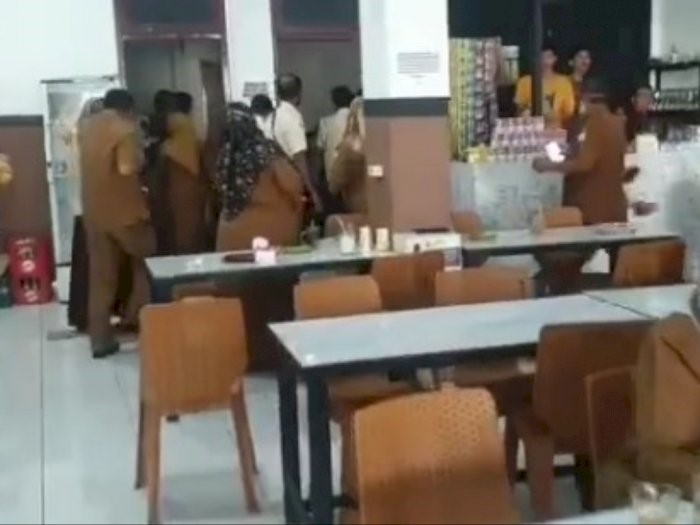 Panik, Belasan PNS Ketahuan Nongkrong saat jam kerja