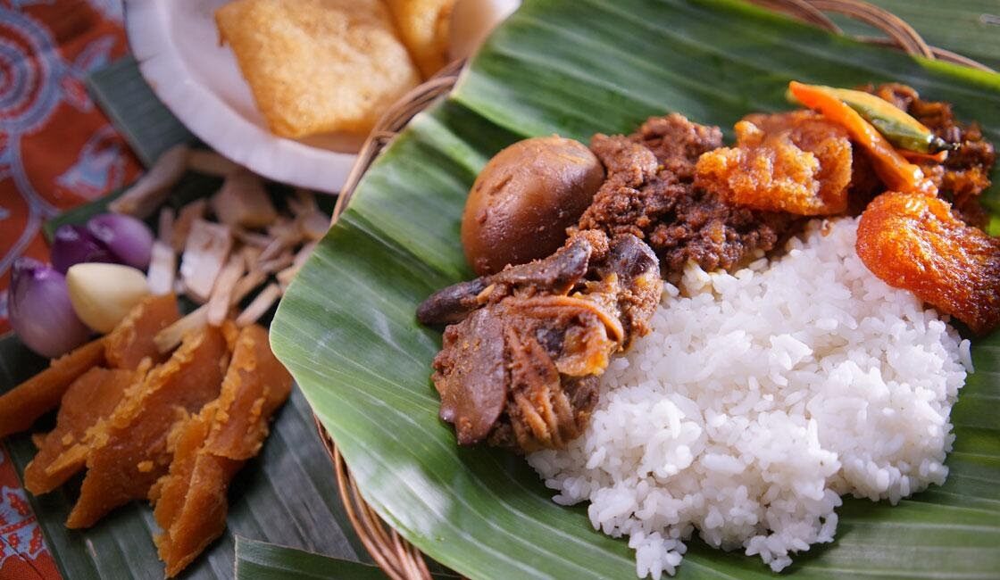 Mencoba Kuliner Gudeg Yu Djum yang Katanya Legendaris