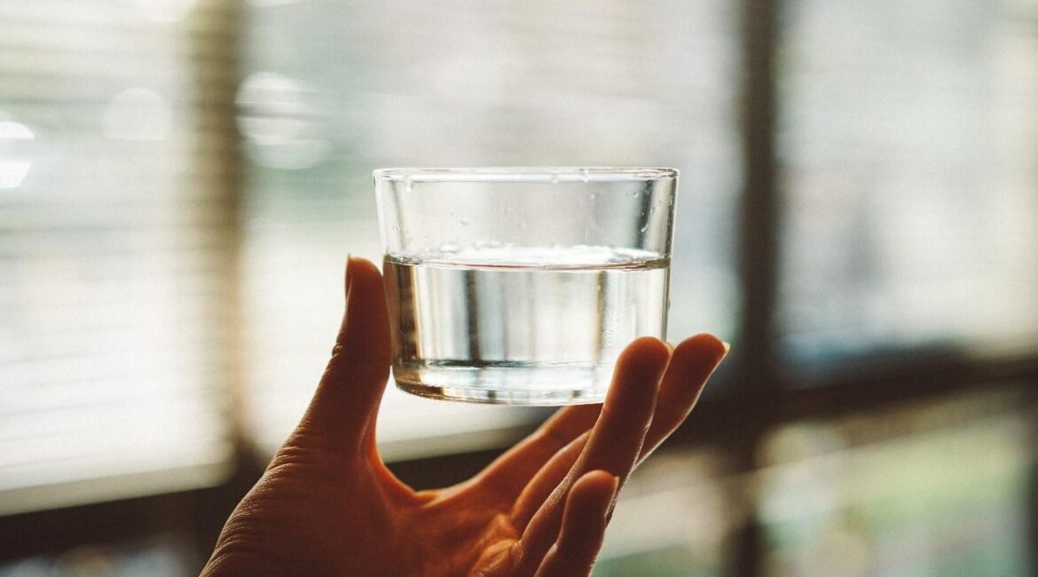 Bahaya minum air dari gelas terbuka sisa semalam