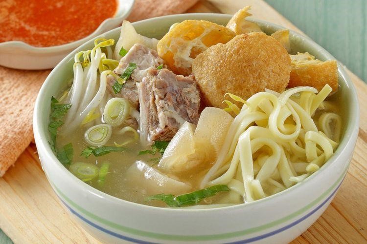 makanan khas bandung yang pertama adalah mie kocok