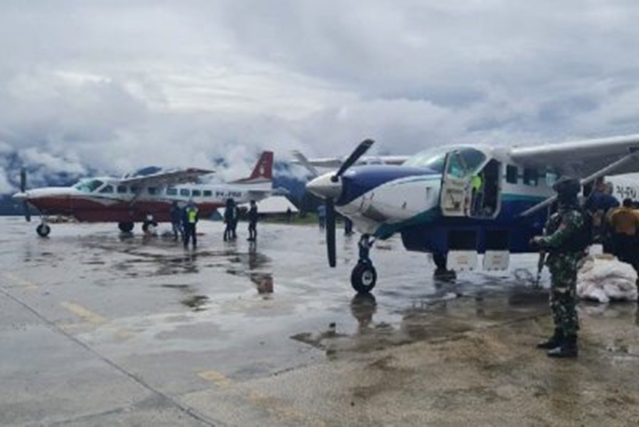 PARAH!! KKB Papua Menembaki Pesawat Kargo Asian One Di Ilaga